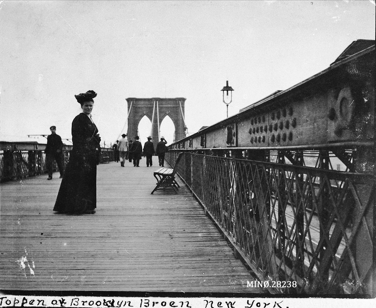 Rugsveen, Johan, Undseth, Toppen av Brooklyn-broen i New York