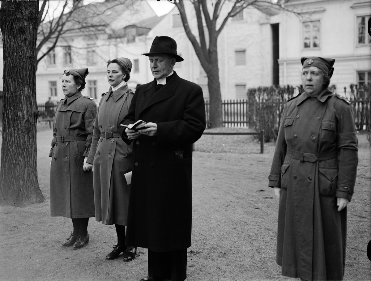 Paul Sandberg, Elsa Dahlqvist, Greta Holmvall and Eleonore Cederström, and Algot Anderberg, who are choral at the start of a conference for sports castles, outside the lottery at Salagatan 21