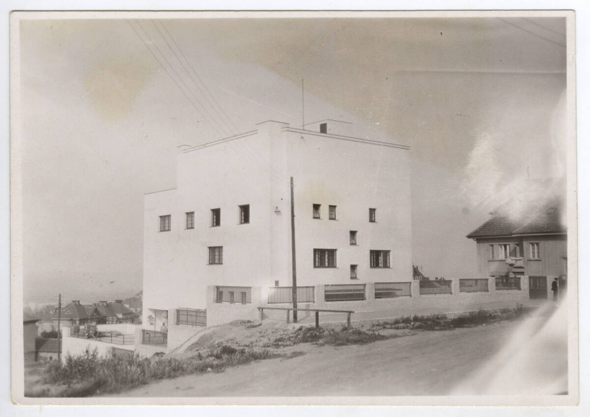 Anonym, Villa Dr. Ing. Frantisek und Milada Müller, Prag, XVIII. (Prag-Stresovice), Stresovicka 842 (heute 820), Nad Hradnim vodojemem 14, Teschechische Republik, Schrägansicht mit Eingangsseite
