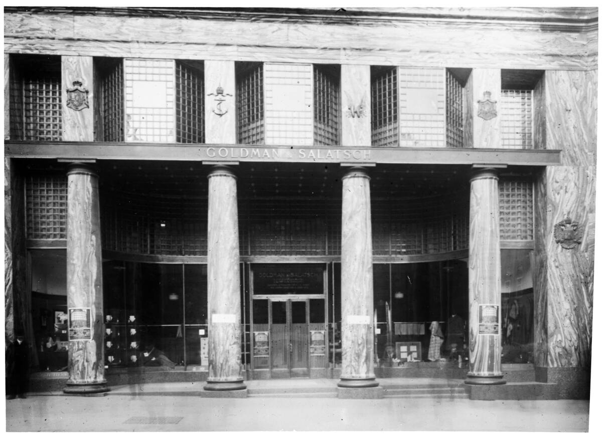 Anonym, Haus am Michaelerplatz (Geschäftshaus Goldman & Salatsch, Looshaus), Wien I., Michaelerplatz 3, mit Plakaten zu Loos' Vortrag 1911 "Mein Haus am Michaelerplatz"