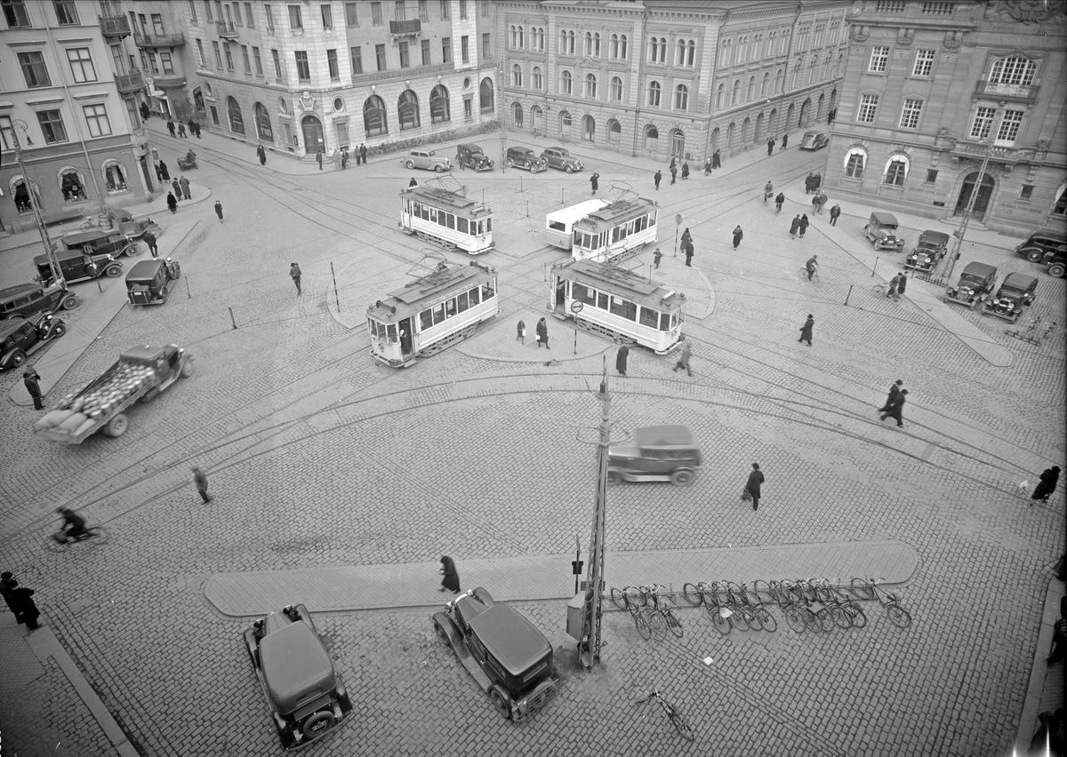 Paul Sandberg, Spårvagnarna möts på Stora torget, Uppsala augusti 1939