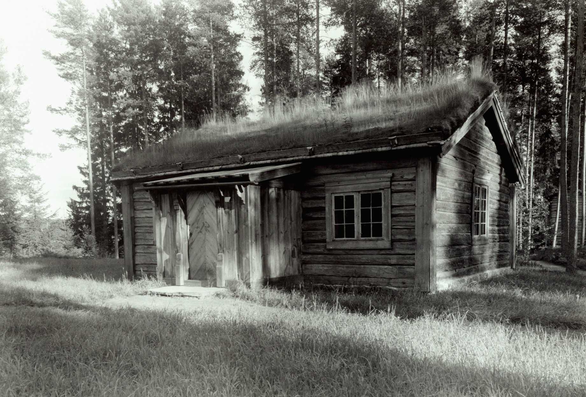 Gisle Midttun, Olen, Øvre Steien, Alvdal, Nord-Østerdal, Hedmark. Lita tømmerstue med torv på taket. Nå på Glomdalsmuseet.