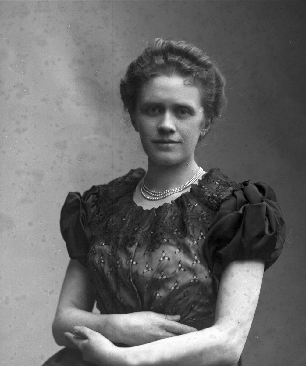 Gustav Borgen, Portrett av Erikka Sophie Martine Cappelen Kiær Mathiesen. Gift med godseier Haaken Larpent Mathiesen.