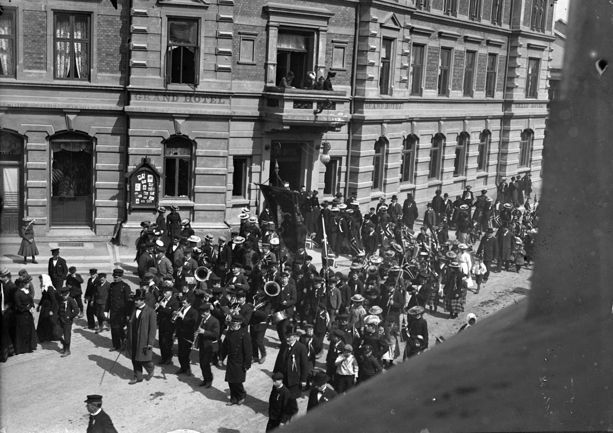 Johannes Larsen Alhaug, Borgertoget 17. mai 1904 passerer Grand Hotell, Hamar.