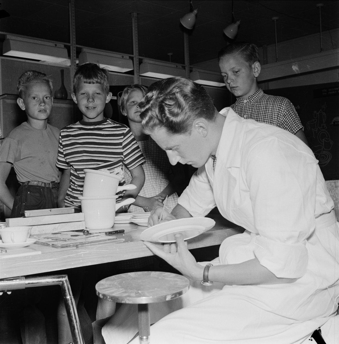 Uppsala-Bild, Forum - "interiör från porslinsavdelningen med målande herre", Uppsala 1955