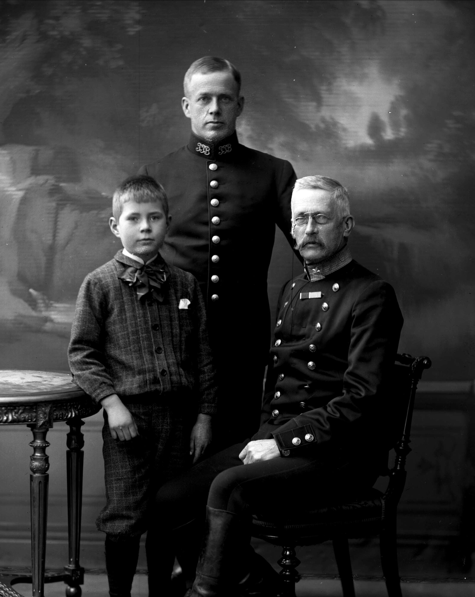 Gustav Borgen, Gruppeportrett, militærfamilie, tre generasjoner, Olaf Trygvessøn Klingenberg (1871-) i midten, Trygve Olavsøn Klingenberg (1842-1932), til høyre i uniform som generalmajor som reglementert fra 1899.