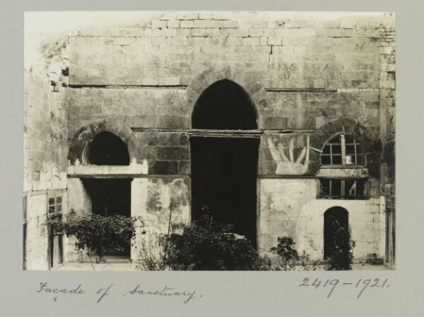 K.A.C. Creswell, Façade of santuary from courtyard in Khanqah al-Farafra, Aleppo