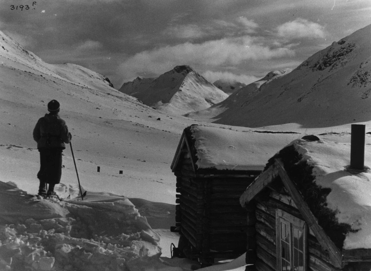 Anders Beer Wilse, Skiløper ved Spiterstulen i Visdalen i Jotunheimen med snødekte fjell.