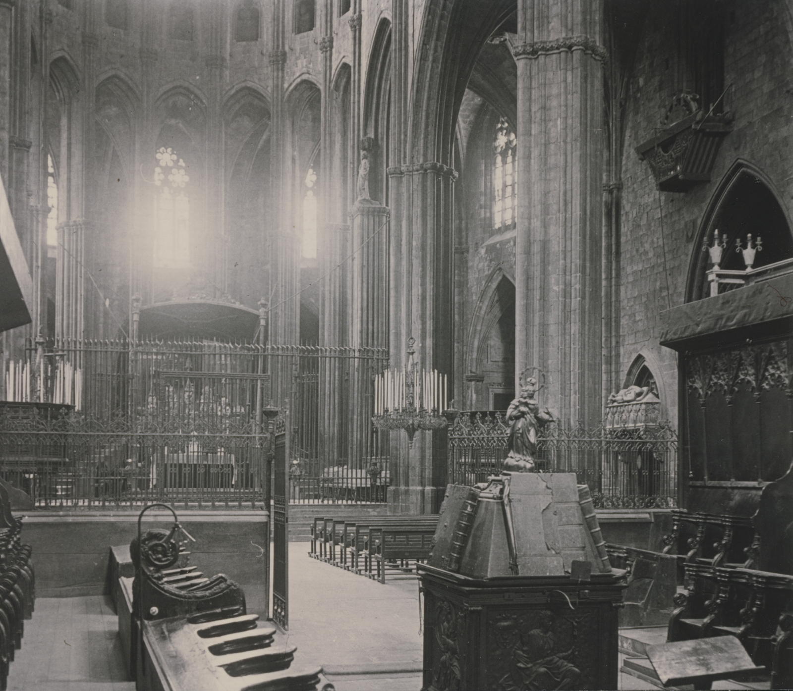 Desconegut, [Cathedral Interior]