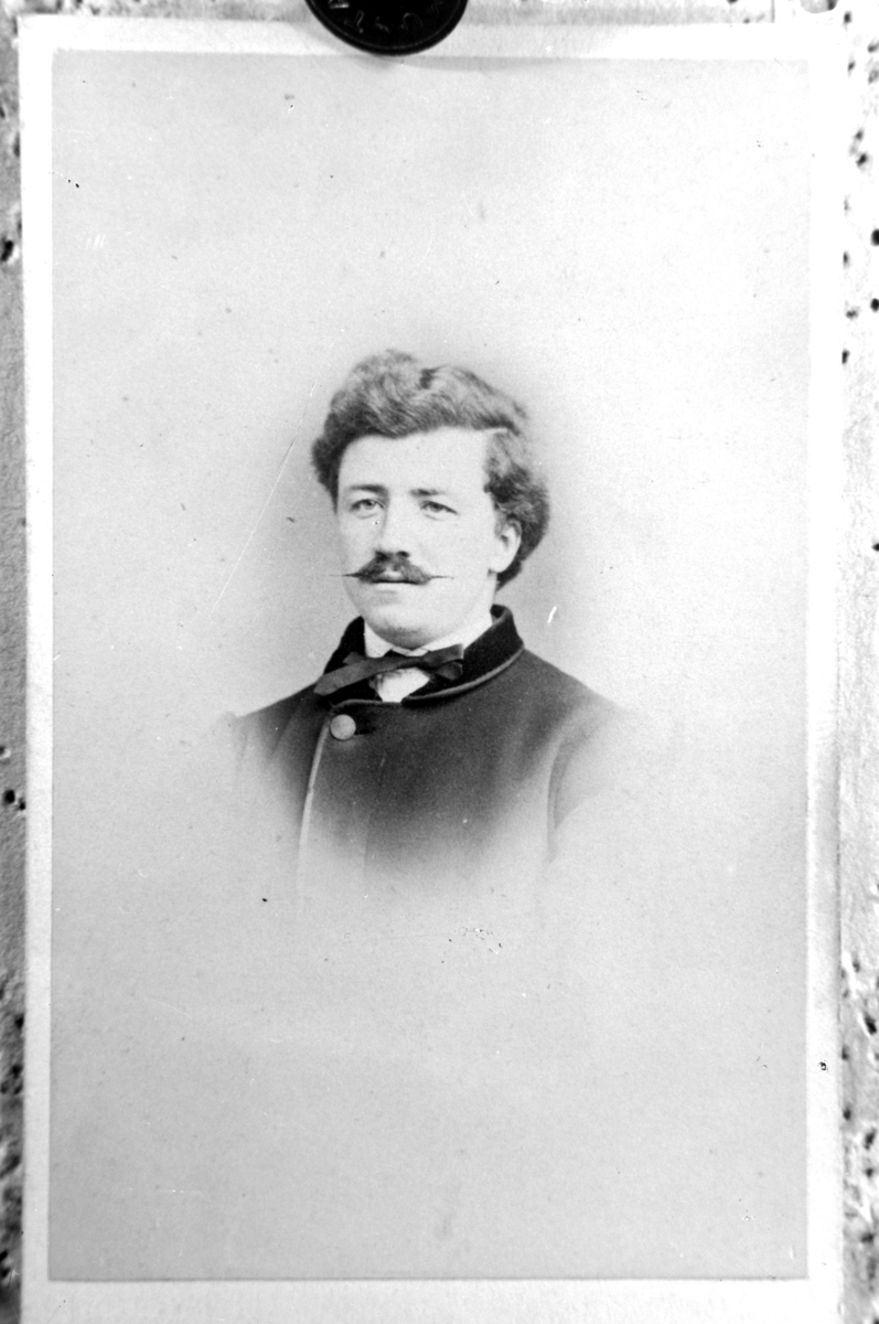 Rolf Sr. Sundt, Portrett av ung mann med bart, antagelig Peter Ingvar Sundt.