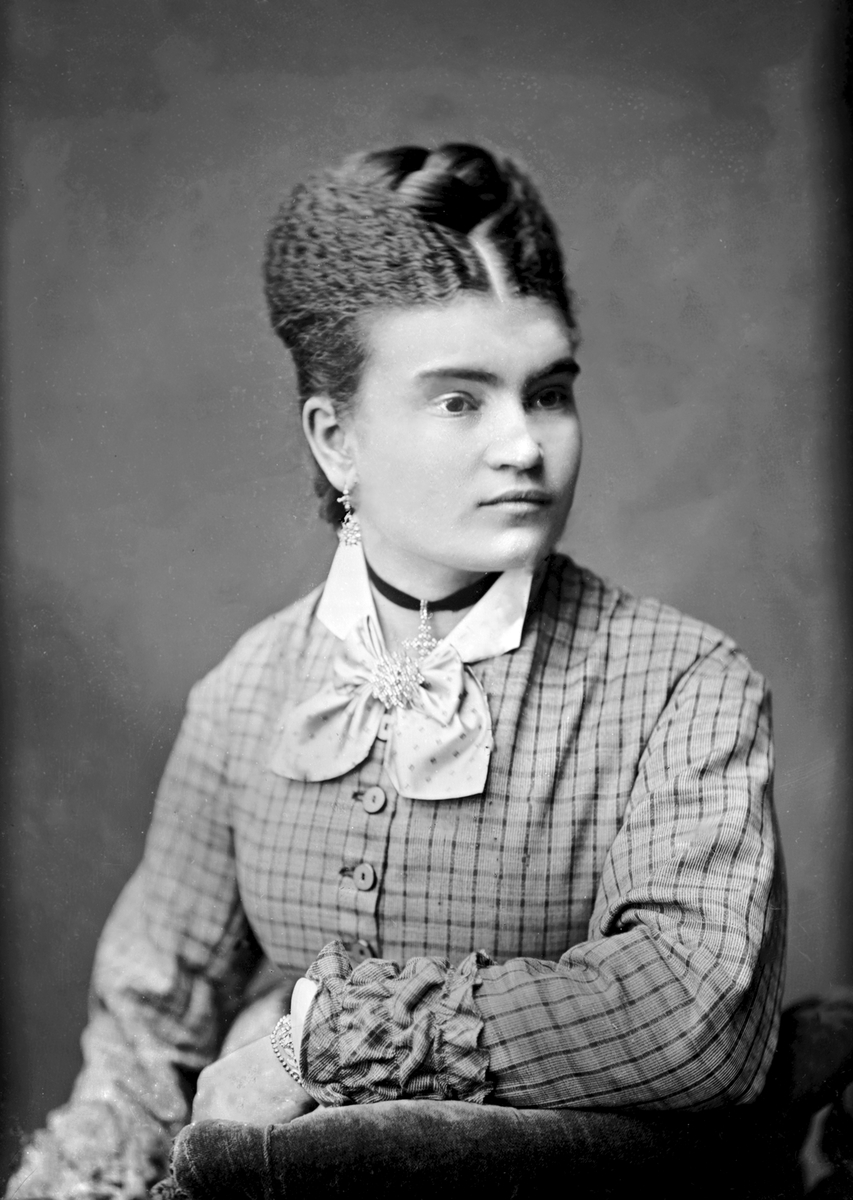 Unknown artist, Porträttfotografi föreställande Fröken Charlotte Arbin från Tångstad. Fotograferad i Maria Teschs ateljé som fanns i Linköping åren 1873 - 1936. Digitaliserad efter original glasnegativ som förvaras på Stiftsbiblioteket /Linköpings stadsbibliotek. Glasnegativet är skadat och repigt, vi visar både o…