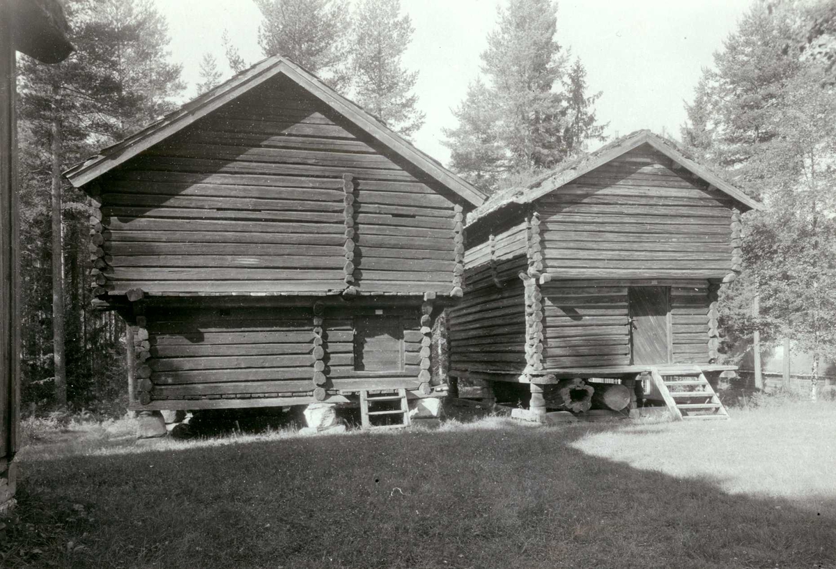 Gisle Midttun, Stor-Elvdal, Hedmark. Stabbur fra Messelt 1700 og til høyre stabbur fra Lillestua, koppang 1633. Nå på Glomdalsmuseet.