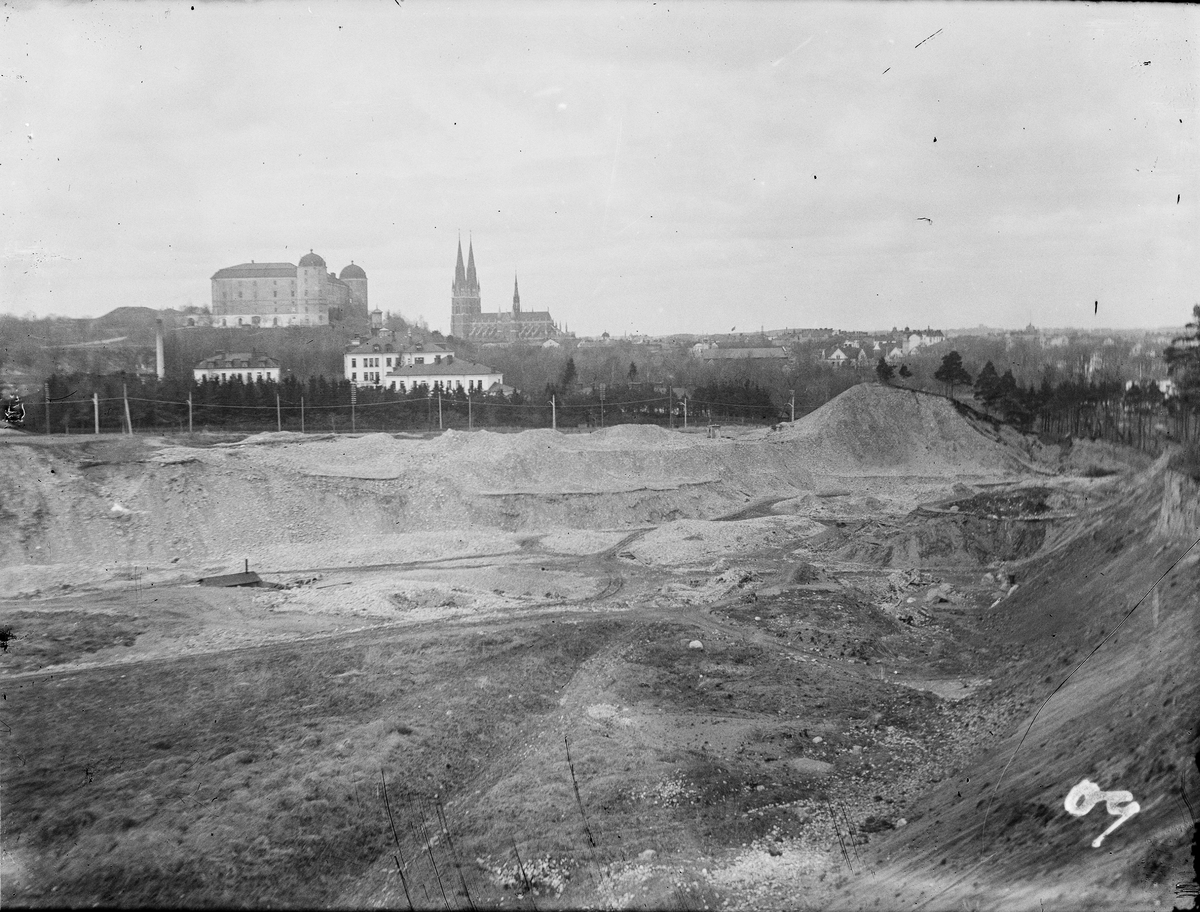 Josef Ärnström, Vy över grustag med Uppsala slott, Akademiska sjukhuset och Uppsala domkyrka i bakgrunden, Uppsala sannolikt 1909
