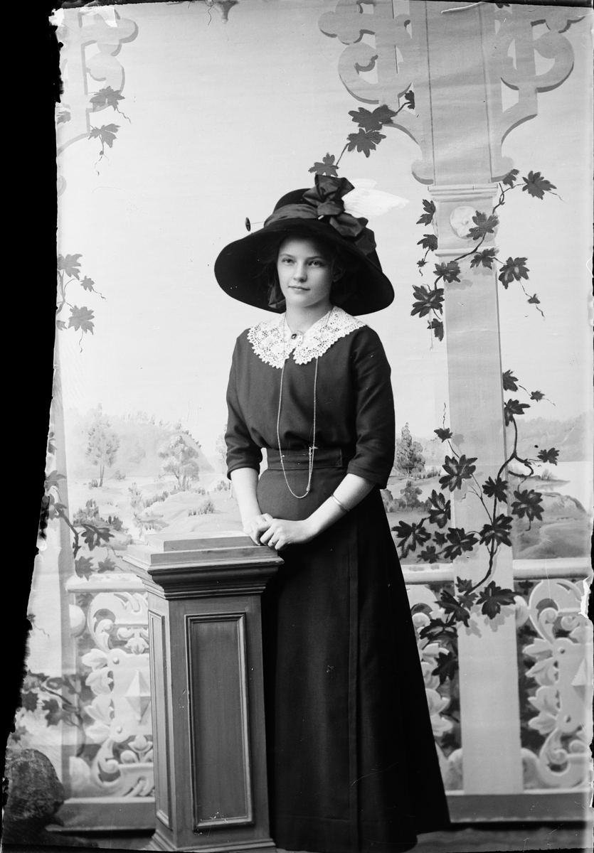 Skötsner-Edhlund, Ateljéporträtt - Signe Jansson, Östhammar, Uppland