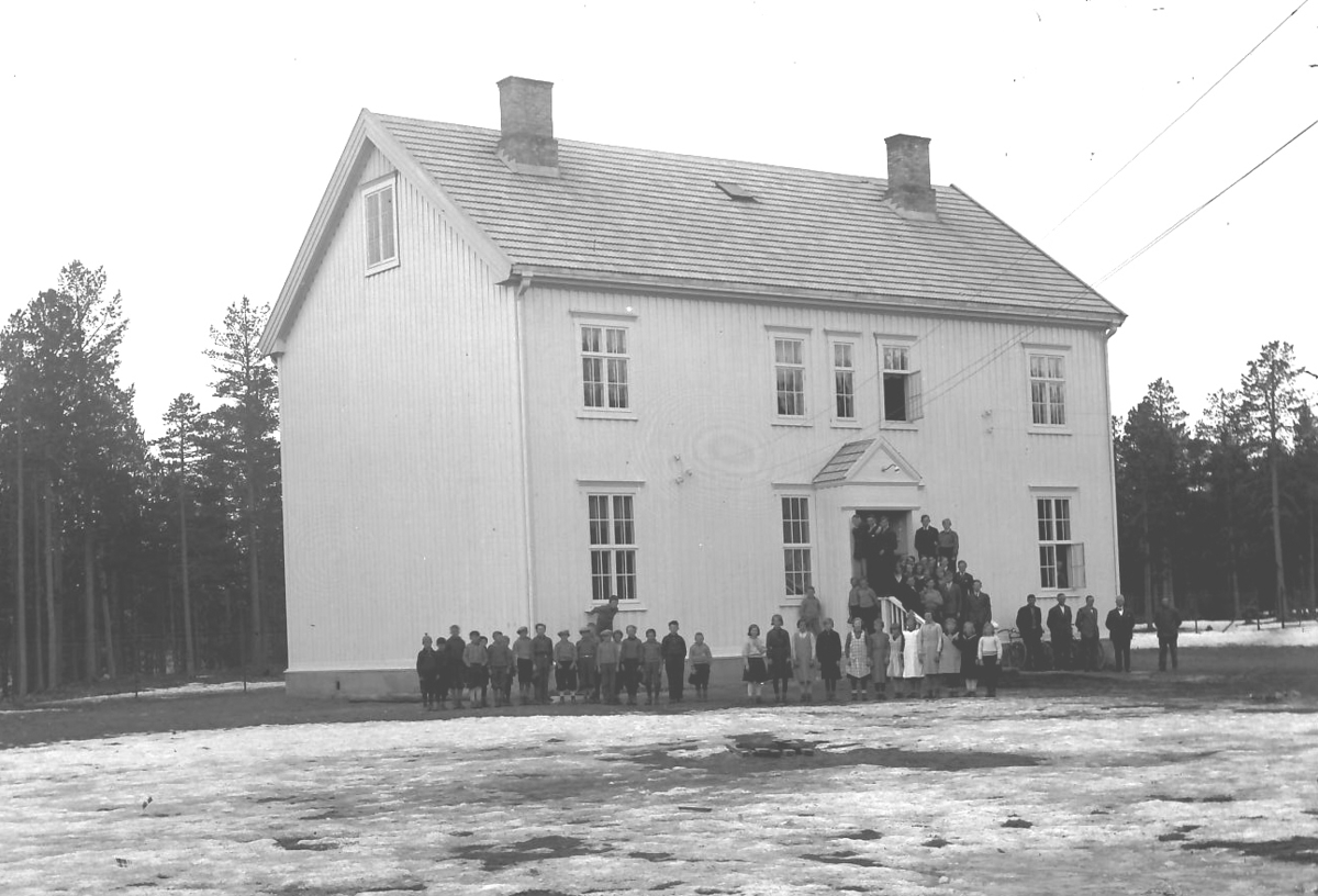 Per K. Lien, Skole med elever.