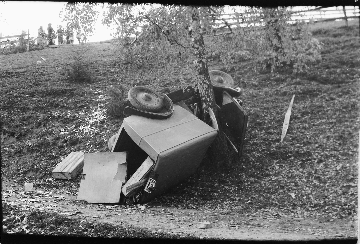 Håkon Prestkværn, Bilulykke. Varebil veltet i skråning. Moelv. John Strømman var uheldig og trillet ut over Lykkjebakken med sin fiskebil 1946-1947. Alt gikk imidlertid bra untatt med bilen en Opel P-4, D-3357, som nærmest ble vrak