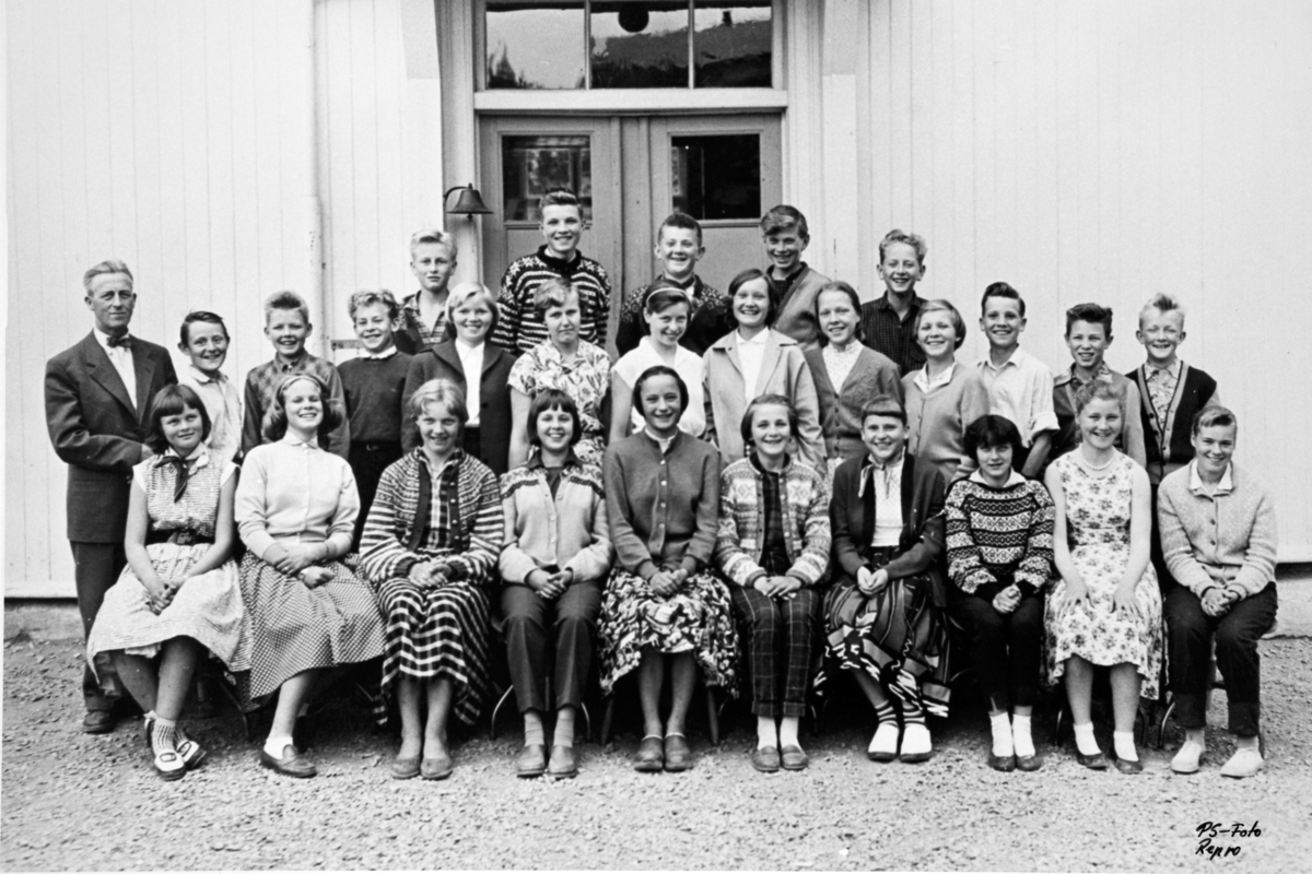 Ukjent, Skoleklasse, ukjent skole i Furnes, trolig Kirkenær skole. Lærer/rektor Jon Ansgar Dahle (1904-1993).