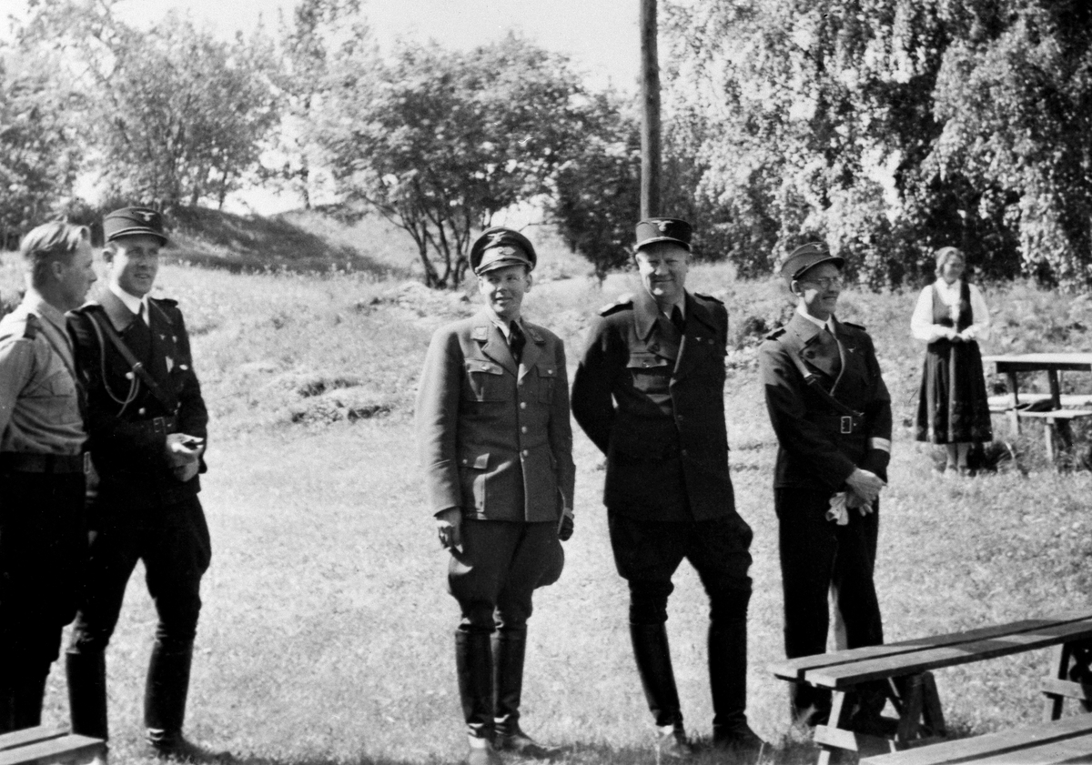 Anno Domkirkeodden, NS-MØTE, HAMARSTEVNE, FRA VENSTRE: HANS JACOB BRUUN OG BERTEL BRUUN, KANSELLISJEF ØRNULF LUNDESGAARD, VIDKUN QUISLING, ANTON BRYNHILDSVOLD, FYLKESFØRER I NS I FO4, DOMKIRKEODDEN OG HEDMARKSMUSEET. Nasjonal samling.
