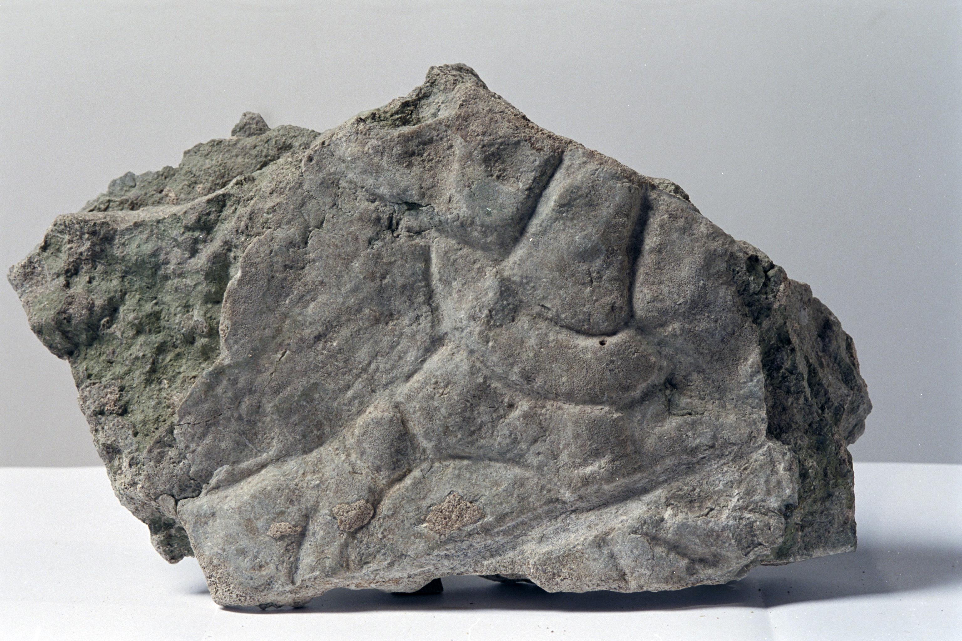 Bengt A Lundberg, ÖgNf2000 Klosterstad fragment med runor