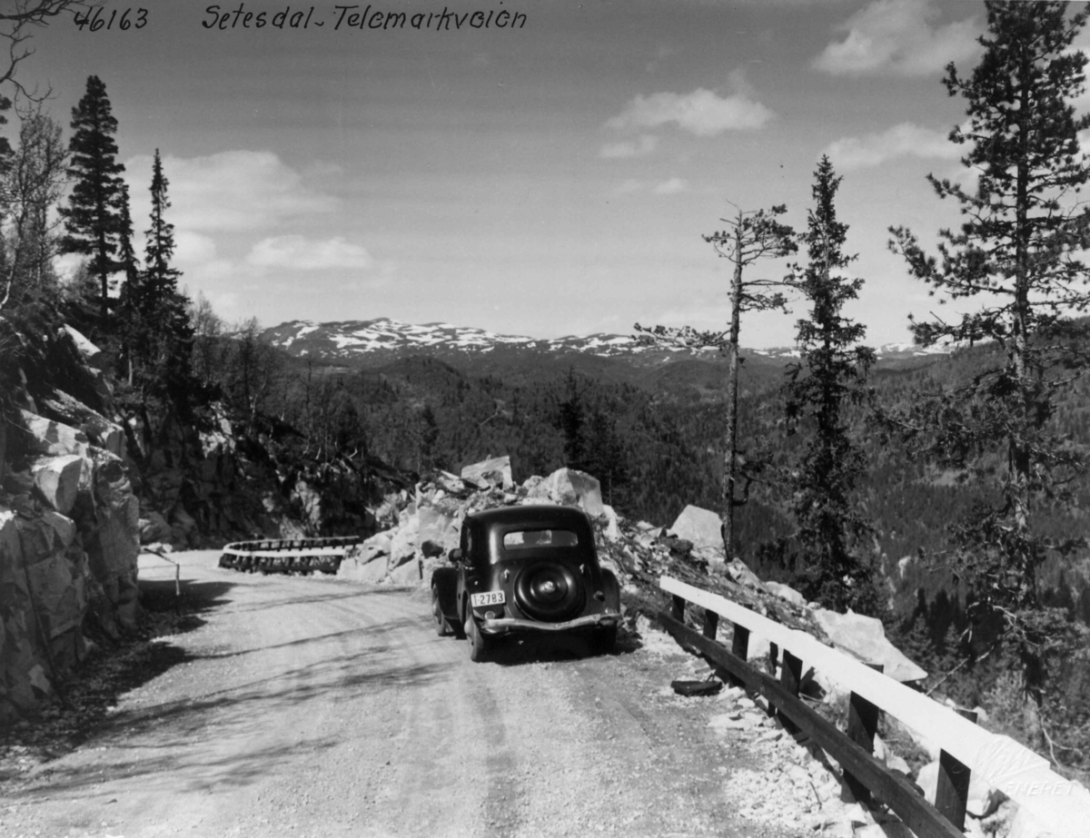 Anders Beer Wilse, Bil av typen Citroën fra 1935 på vei i Grungedal ved Vinje.