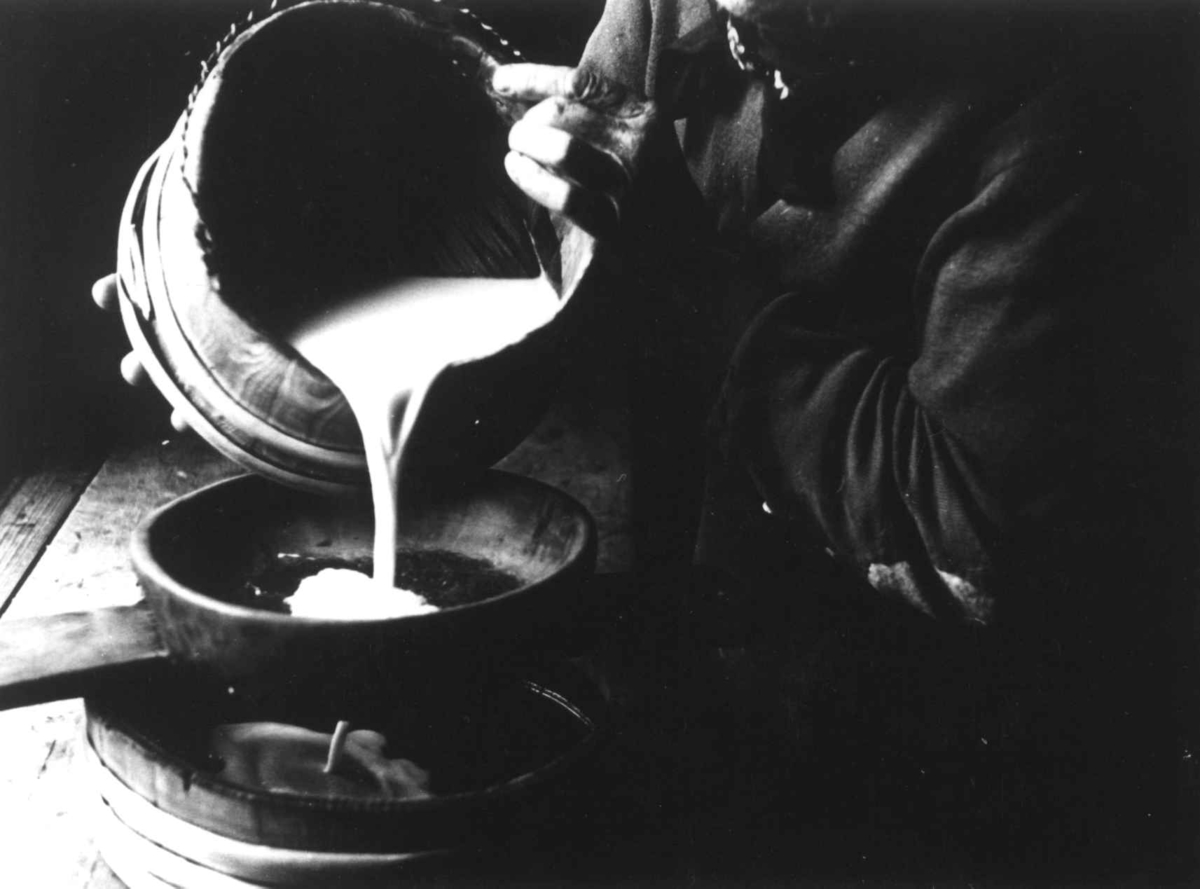 Anna Grostøl, Valle, Setesdal, Aust-Agder 1940. Fru Maria Håbesland siler melk.