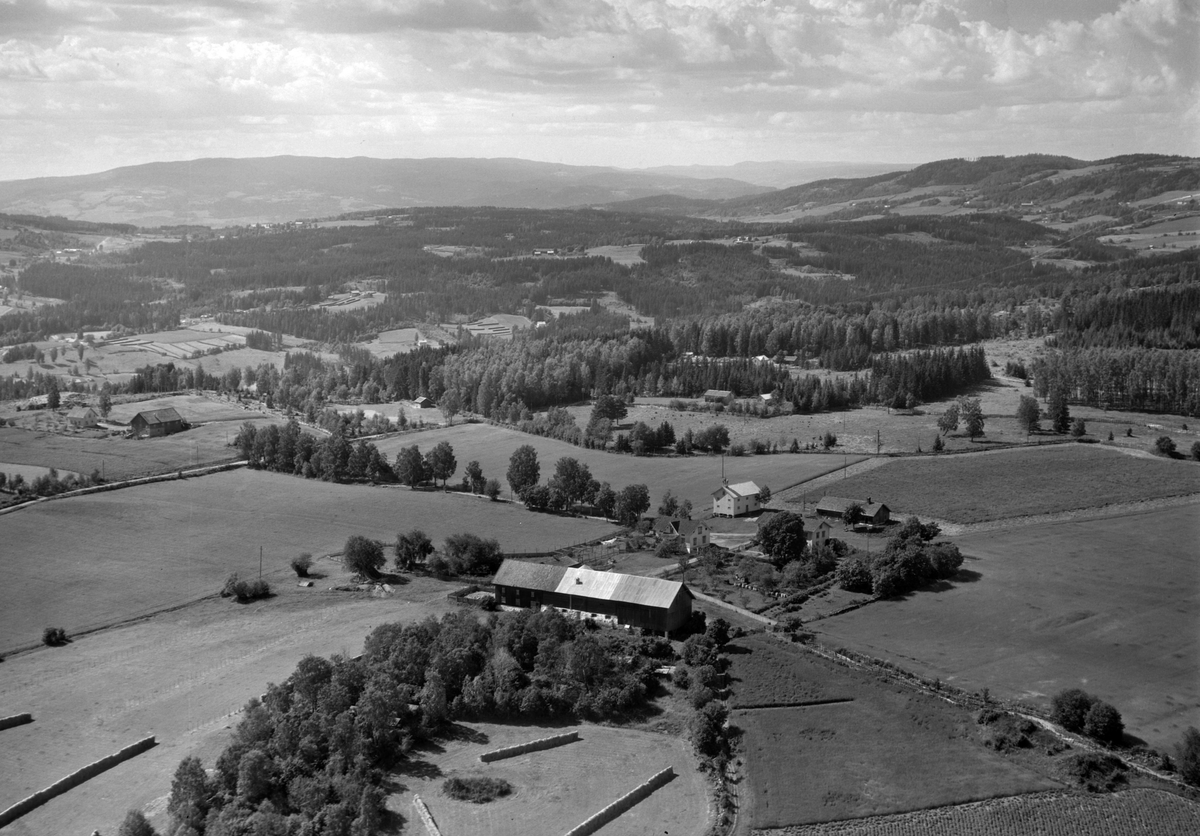 Widerøes Flyveselskap A/S, Flyfoto av ukjent gard, Veldre, Ringsaker.