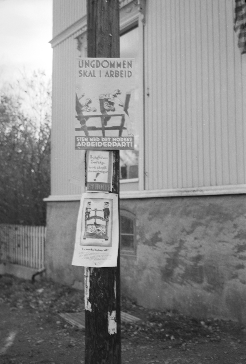 Håkon Prestkværn, Plakater på en stolpe. Blant annet plakat for Den Norske Arbeiderpartiet, Høyre. Valgplakater.