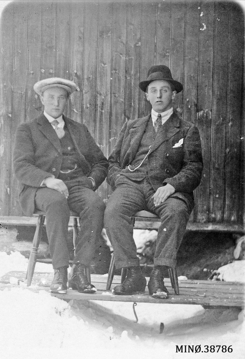 Alexander Bredstrøm Ansberg, Portrett av to menn. Ragnvald eller Simen Hoel og Øystein Hoel