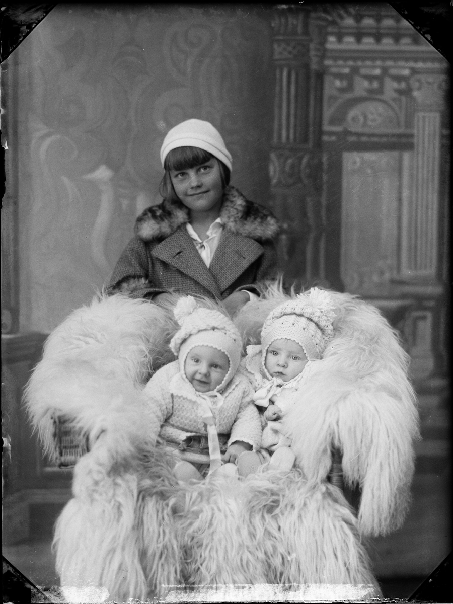 Skötsner-Edhlund, Ateljé Portrait - Children of Klas Karlsson from Simundö, Börstil parish, Uppland 1932