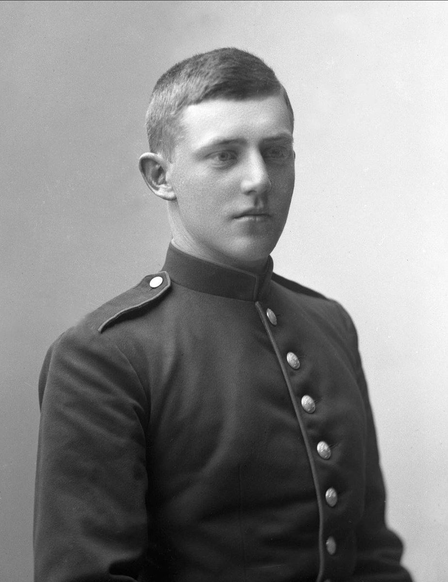 Gustav Borgen, Portrett, mann i kadettuniform.
