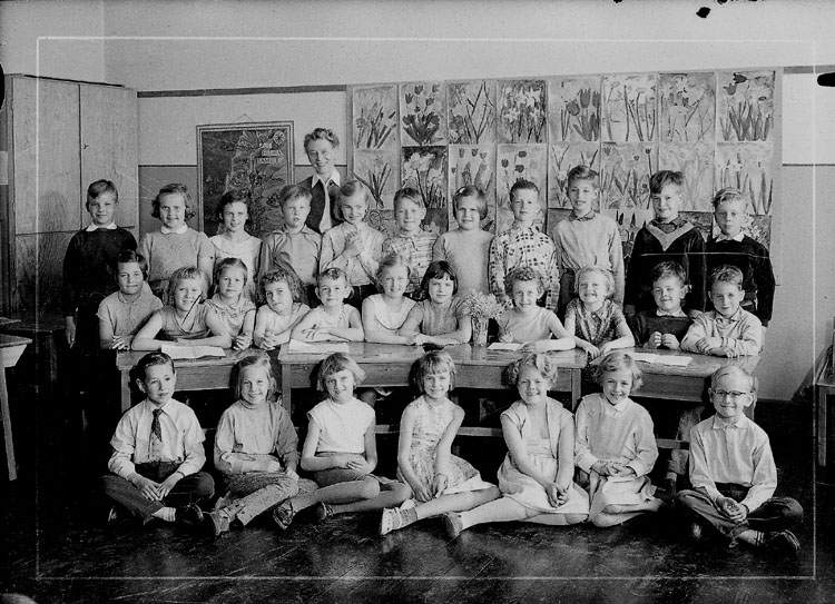 Unknown artist, Classroom interior, 29 schoolchildren with a teacher.