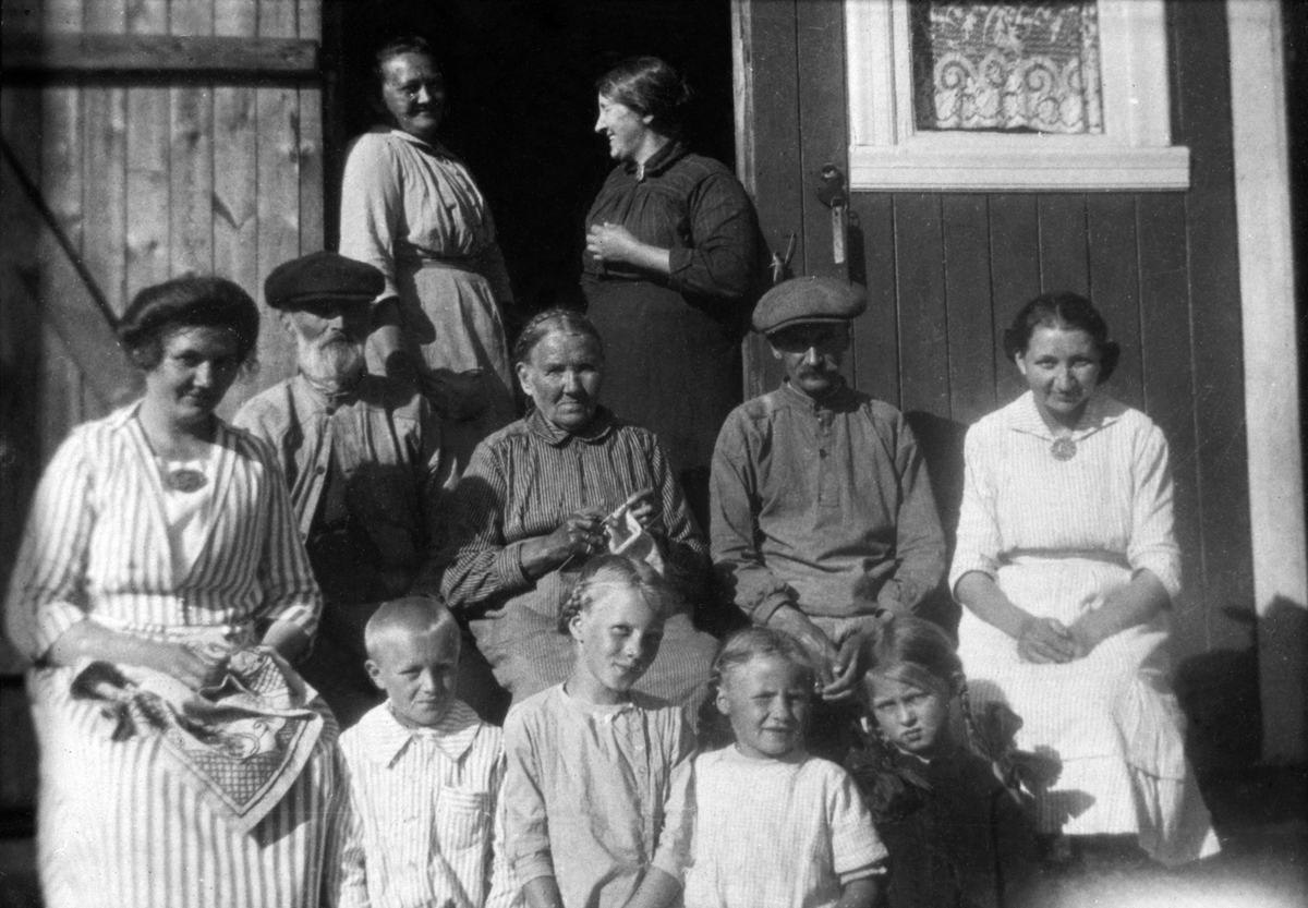 Anno Domkirkeodden, SKJÆRSTAD VED KLEVFOS, STOR FAMILIEGRUPPE FORAN INNGANGEN, BAK FRA VENSTRE: MARIE OG SOFIE SKJÆRSTAD, I MIDTEN FRA VENSTRE: OLE OG OLINE ANDRESEN, OLAF SKJÆRSTAD OG OLINE DAMMEN, FORAN FRA VENSTRE: THORA, OLE, GUDRUN OG ANNA SKJÆRSTAD, EVA TORP. Løten. Ådalsbruk.