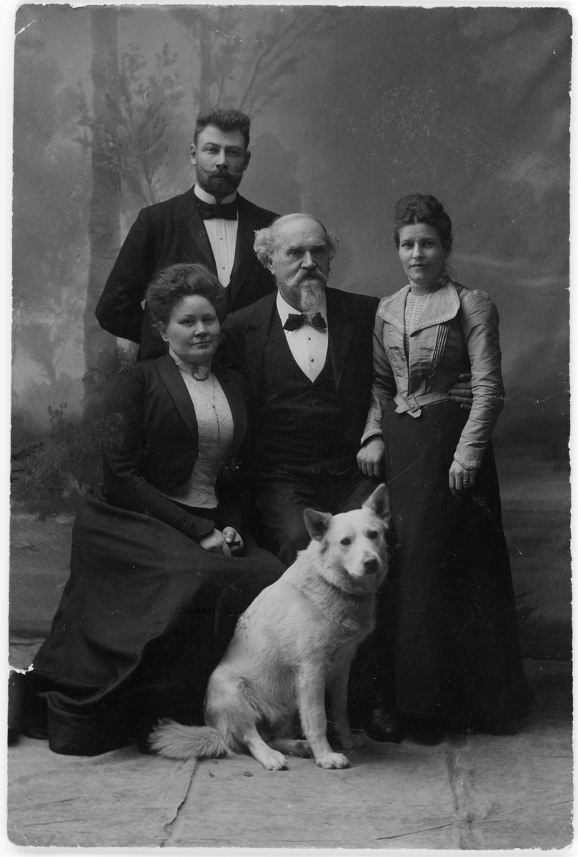 Okänd,, Ateljéporträtt - hovfotograf Askberg med fru, Henri och Emma Osti, Uppsala 1898
