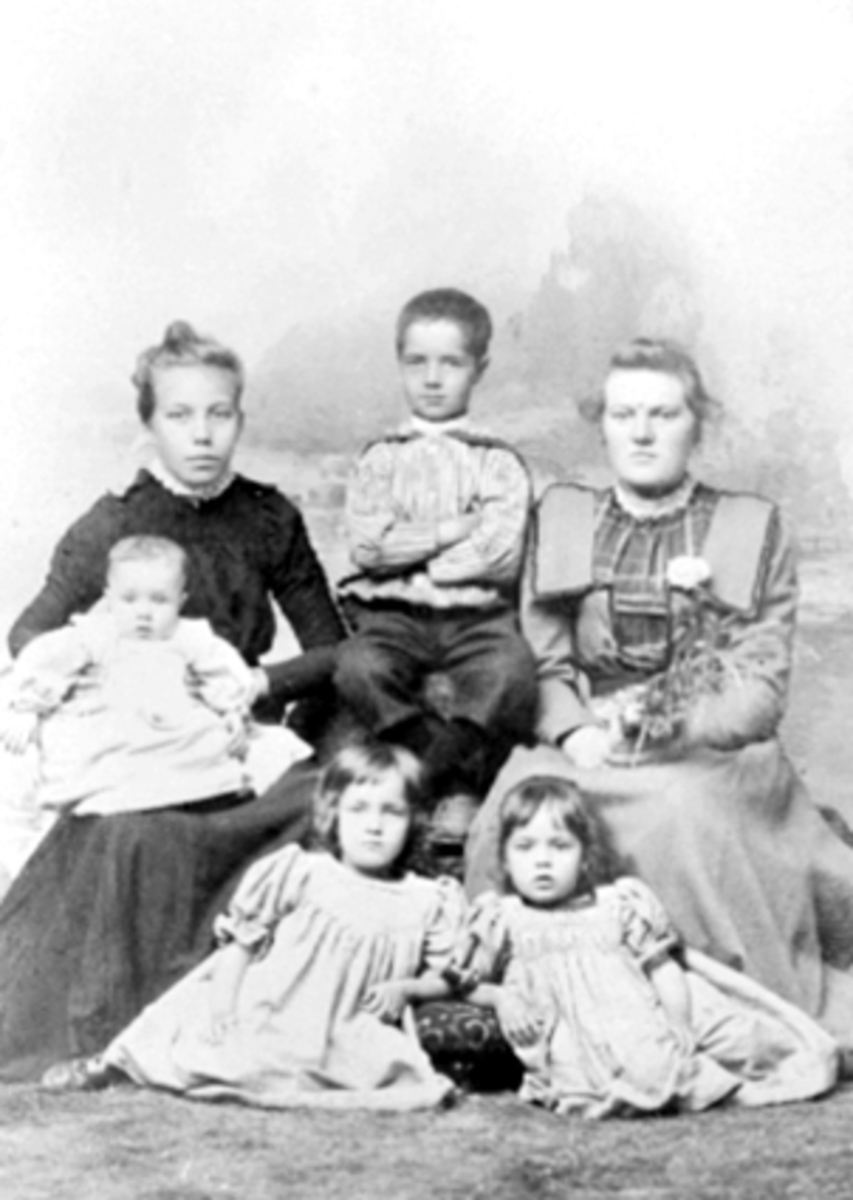 Anno Domkirkeodden, DE 4 ELDSTE BARNA TIL THORA F. DAHL OG EVEN GODAGER. BAK FRA VENSTRE STUEPIKE PETRA FRA FOLLDAL, FRIDTJOF MAGNUS F. 1893 OG KOKKE, UKJENT. I STANGEVEIEN 52, HAMAR. FORAN FRA V. EVA WILHELMINE GODAGER F. 1900, ASTRID GODAGER F. 1895 SENERE GIFT HEGGENHOUGEN OG THORBJØRG F. 1897 SENERE GIFT JØRGENSEN.