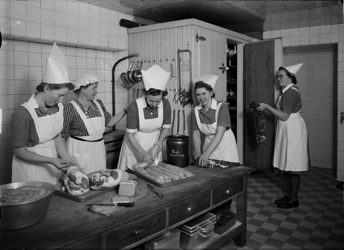 Paul Sandberg, Cooking at the Fackskola for Household Economy, Garden Street 14, Uppsala 1945