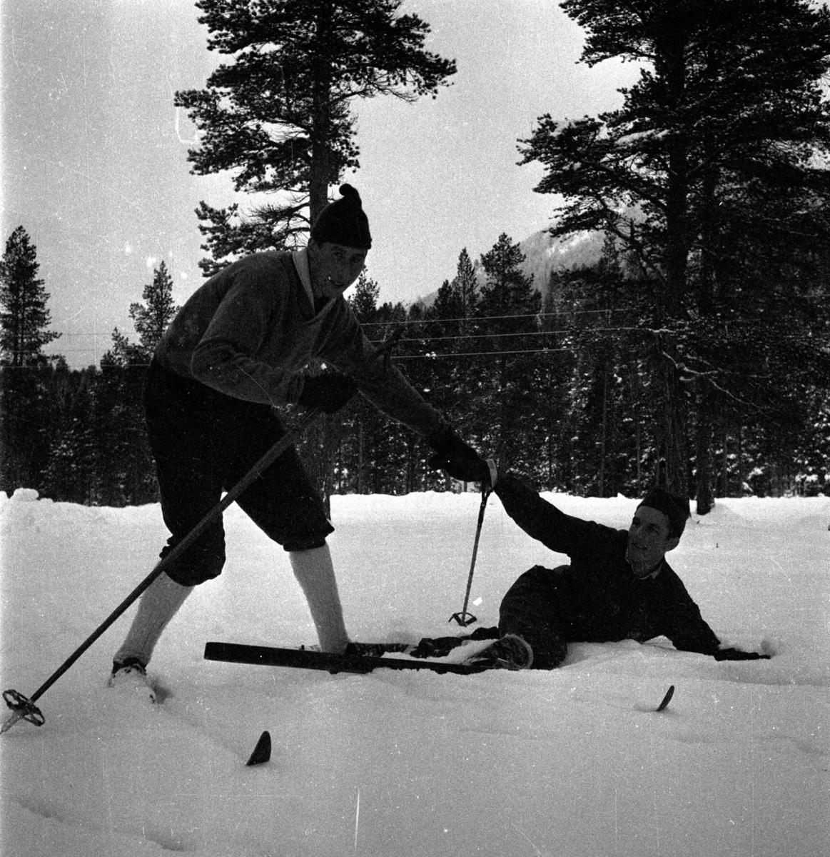 Per Magne Grue, Tynset, Savalen, Skisamling, Mann hjelper mann opp etter et fall på ski