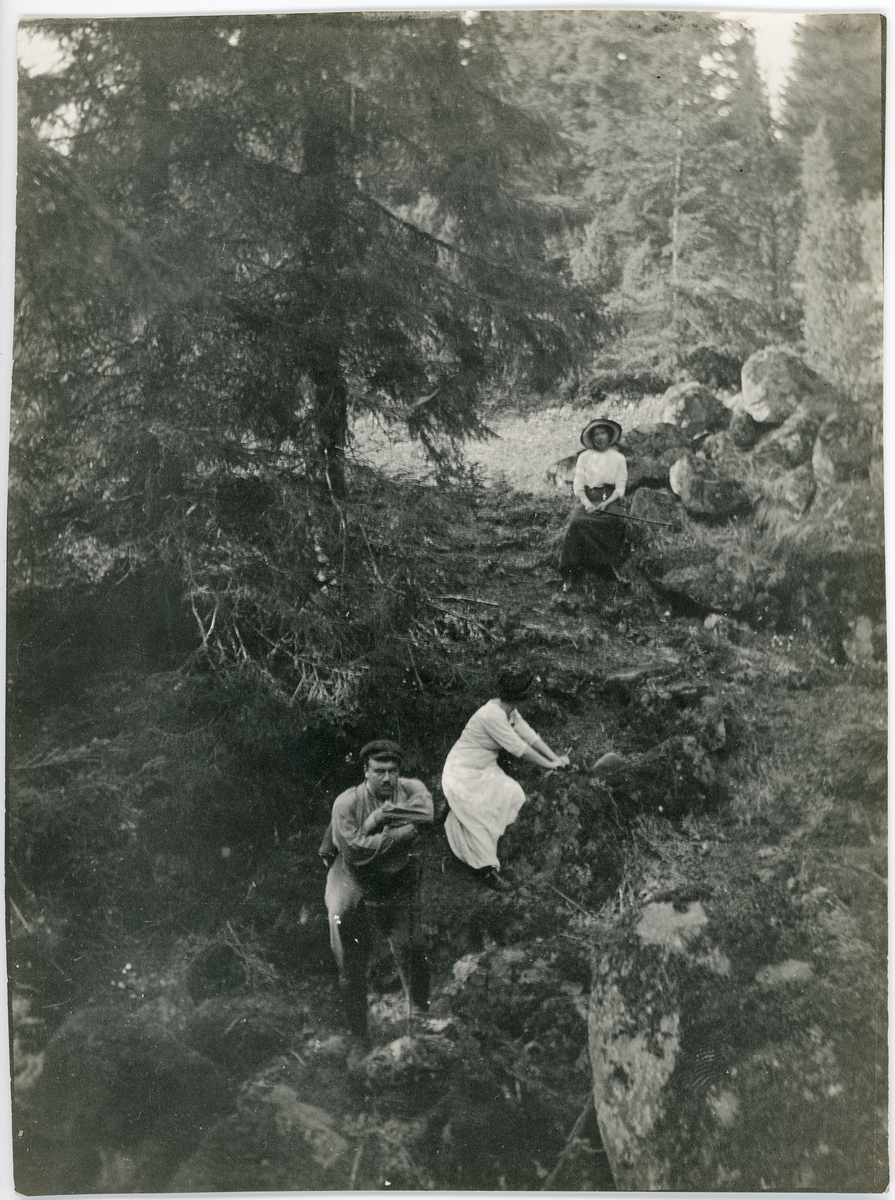 Okänd,, Olof Thunman på vandring med två kvinnor, Billinge, Uppland 1913