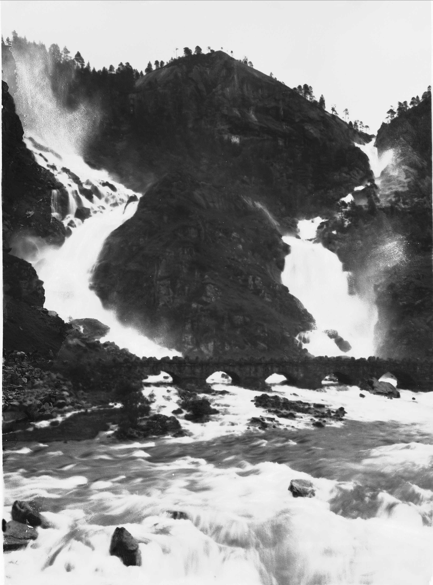Solveig Lund, Landskapsfotografi. Fossefall med bro nedenfor.