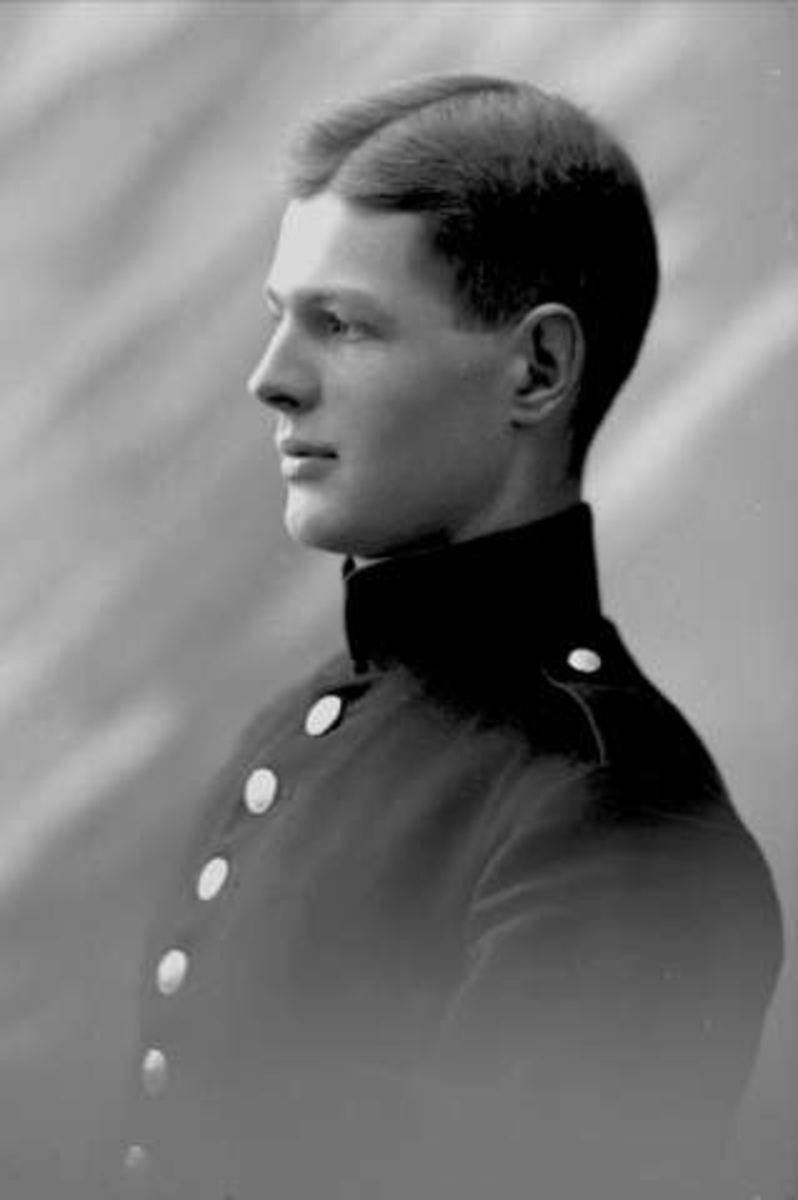 Gustav Borgen, Portrett, mann i kadettuniform.