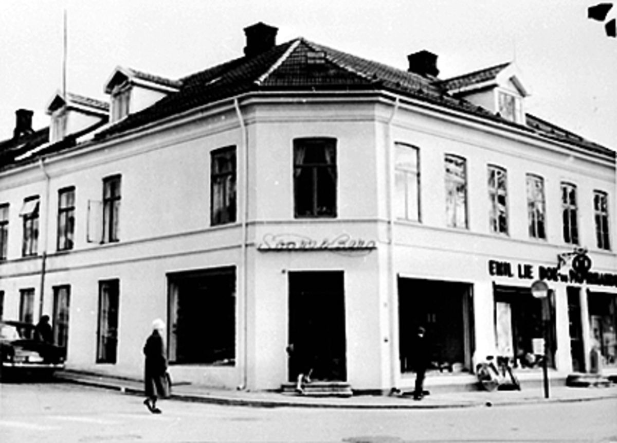 Anno Domkirkeodden, EKSTERIØR STRANDGATA 65/BEKKEGATA, SVARE & BERG, EMIL LIE BOK OG PAPIRHANDEL,