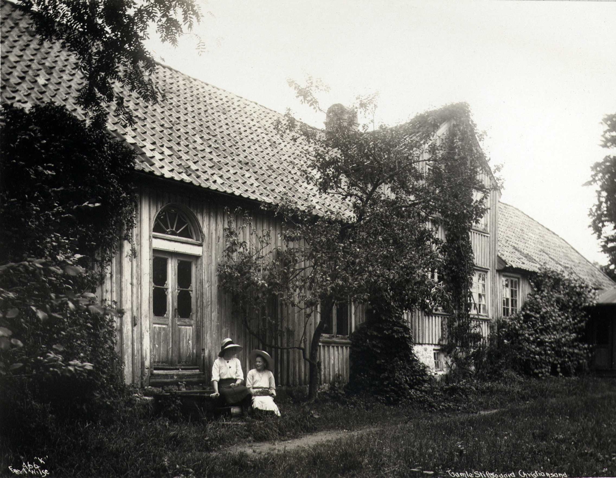 Anders Beer Wilse, Gamle Stiftsgård, Kristiansand, Vest-Agder. To kvinner sitter på trappen.