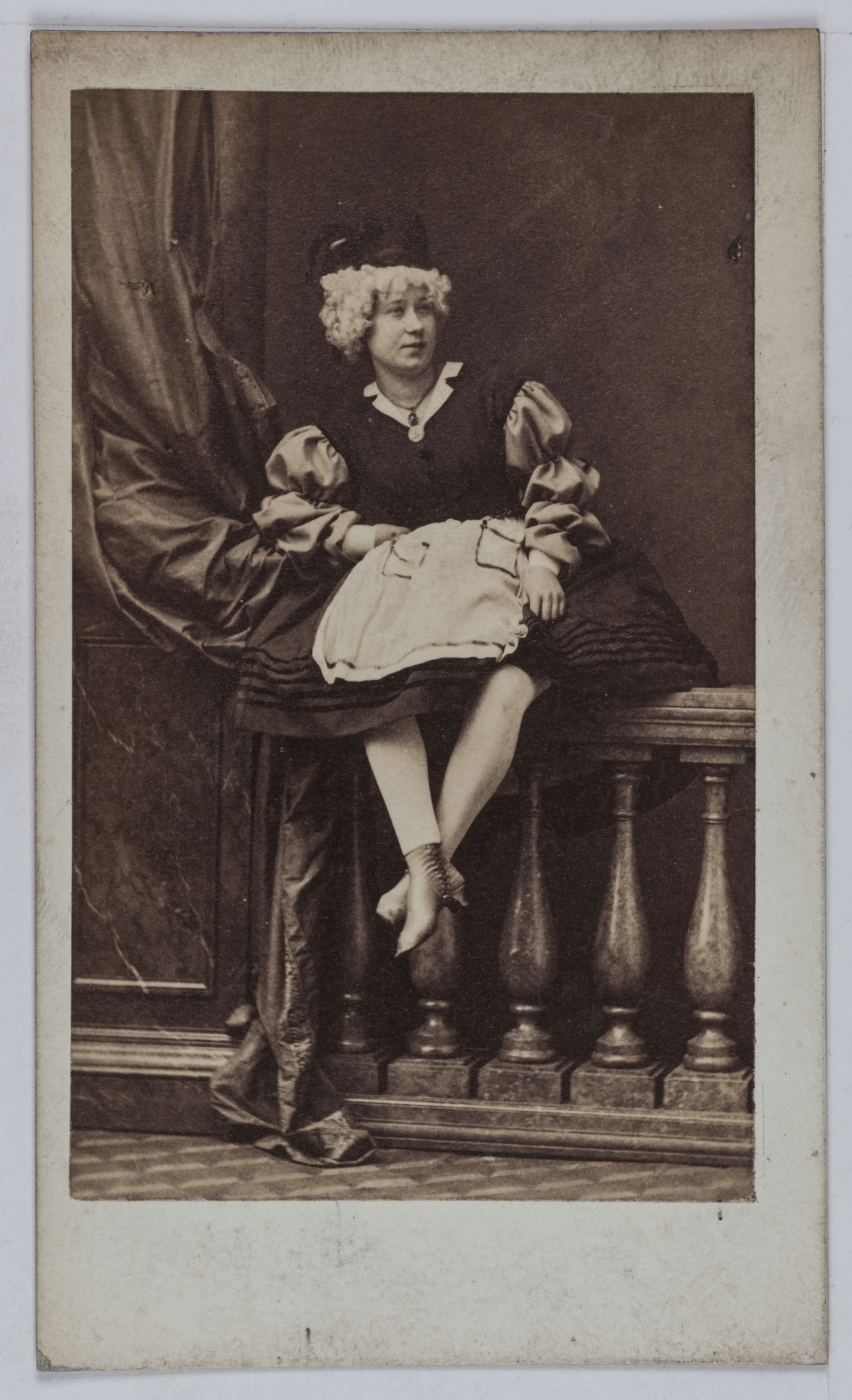 Disderi & Cie, Portrait de Marguerite Badel, dite Rigolboche, danseuse excentrique au Théâtre des Délassements Comiques entre 1855 et 1860.