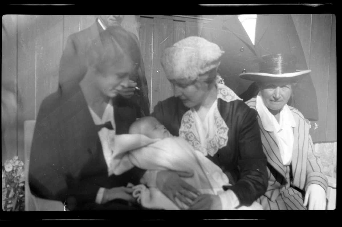 Rolf Sr. Sundt, Lilly Aubert, Hilda Sundt og Rebekka Sundt med dåpsbarnet Rolf Sundt Jr., utenfor Villa Knyggen i Voksenlia. Fotografert 18. september 1921.