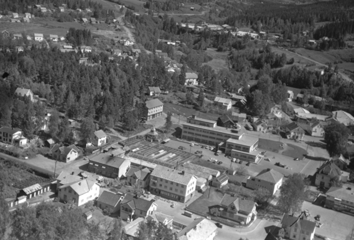 Widerøes Flyveselskap A/S, Flyfoto av Storgata, herredshuset, Moelv sentrum, Ringsaker.