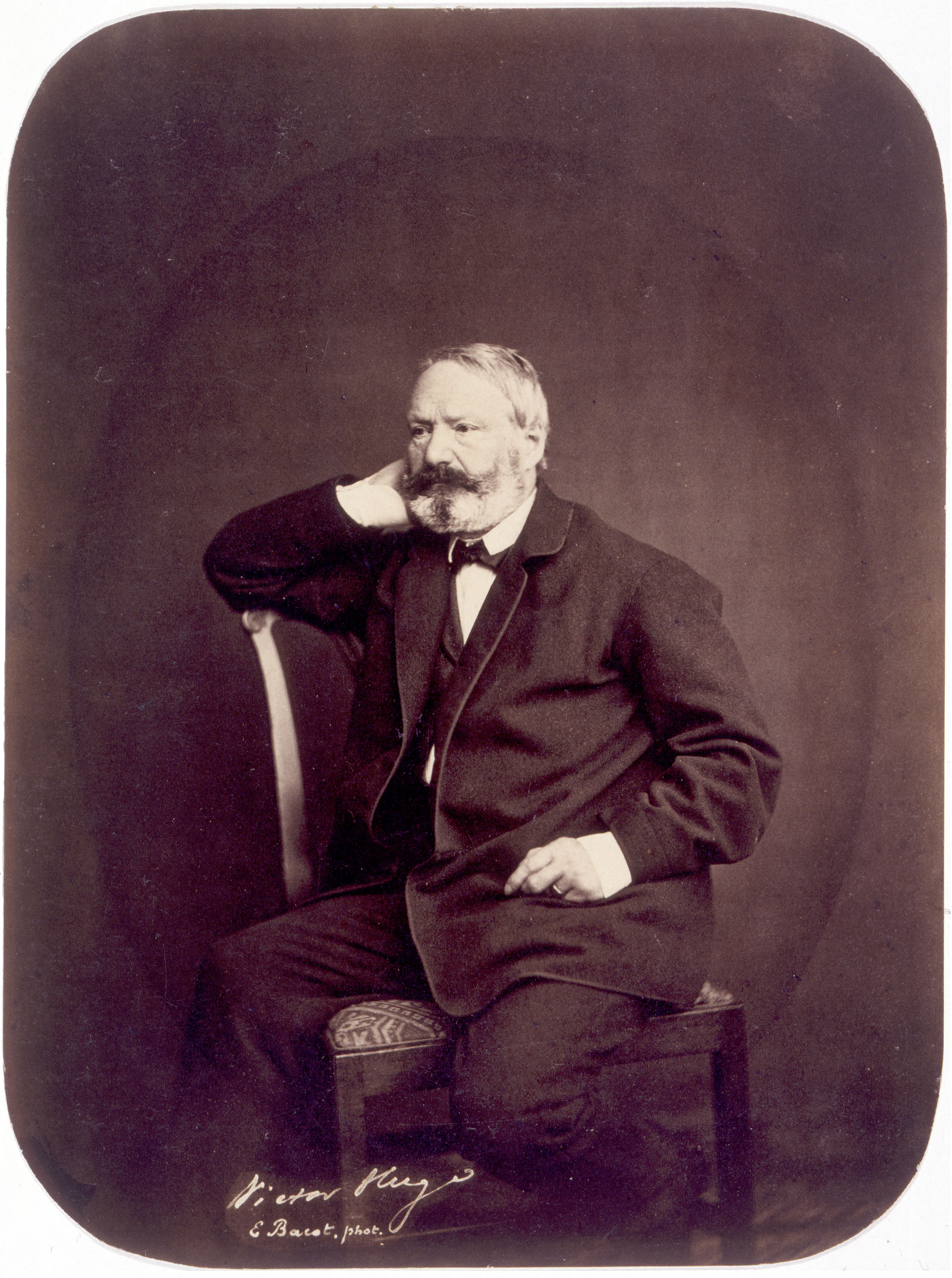 Edmond Bacot, Victor Hugo assis de trois quarts, à Guernesey
