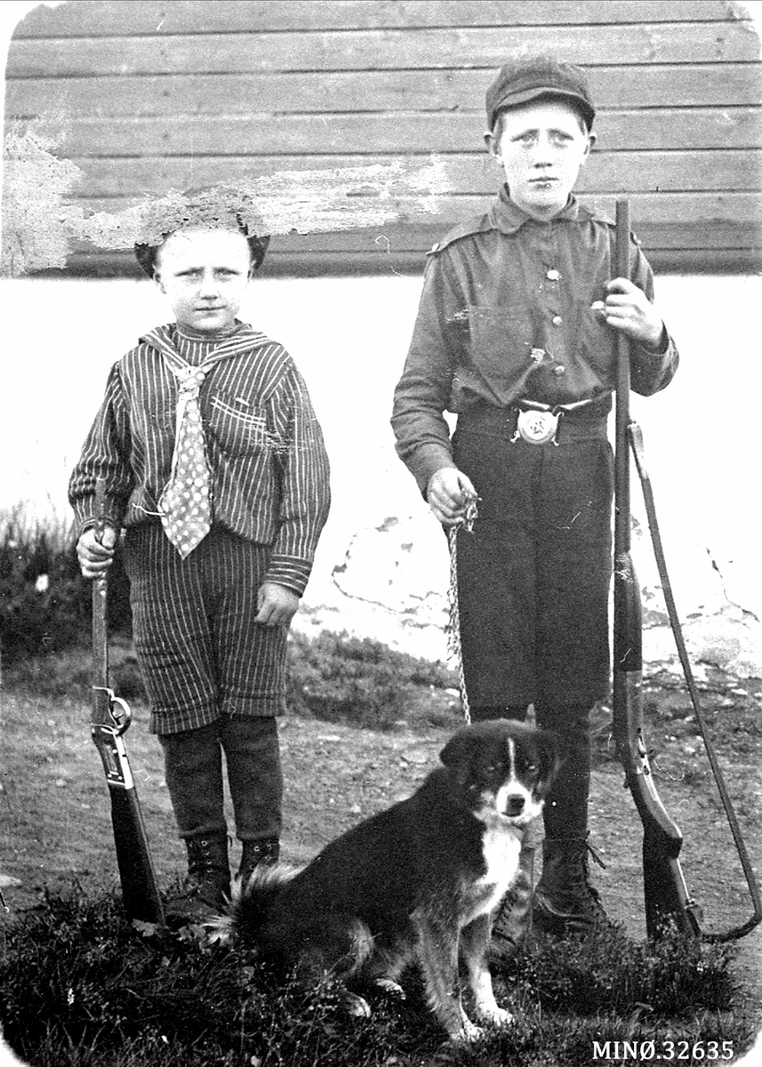 Alexander Bredstrøm Ansberg, To unge gutter med gevær.