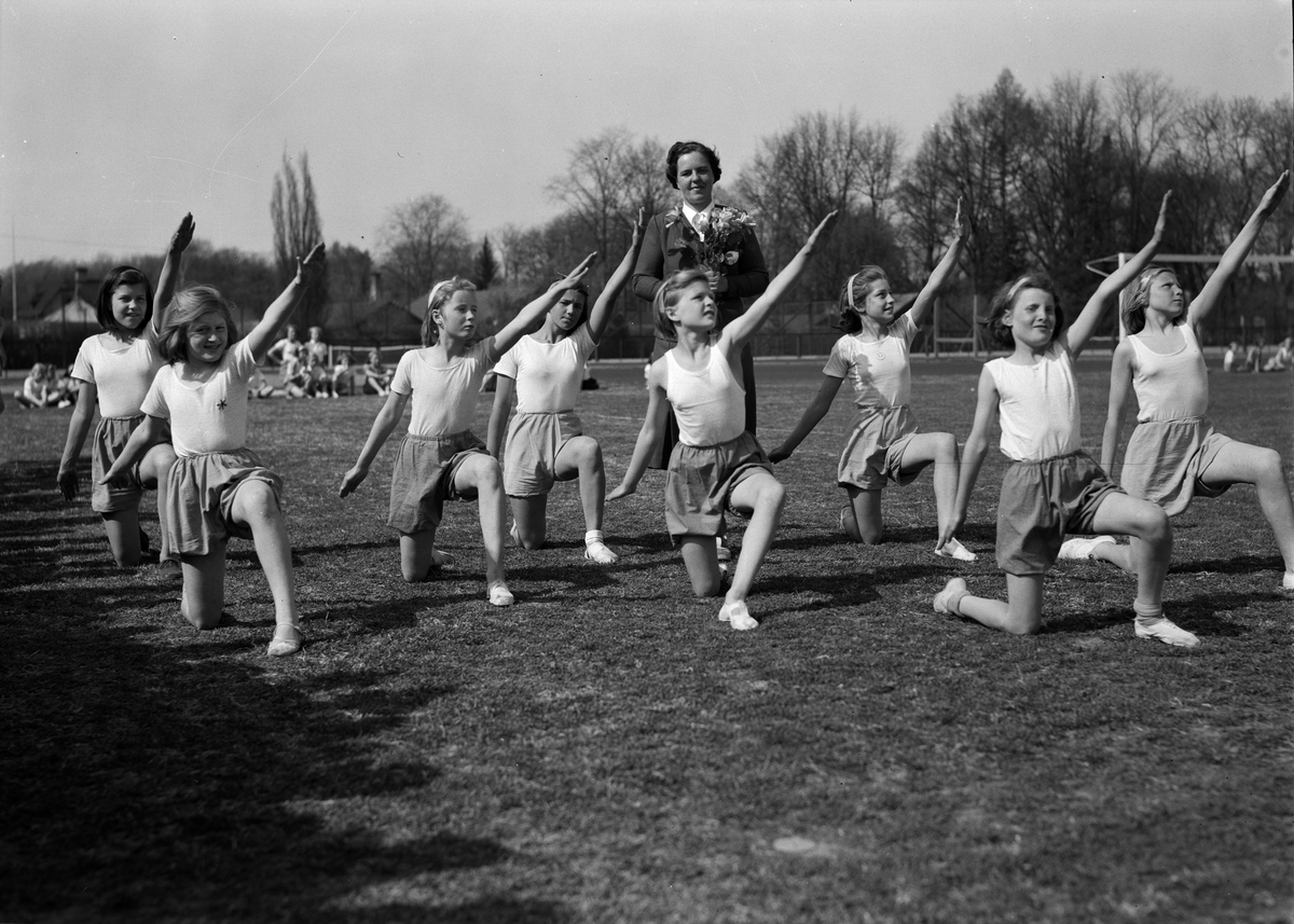 Paul Sandberg, "Småflickorna gjorde stor succé" vid Upplands Gymnastikförbunds 25-årsjubileum på Studenternas Idrottsplats. Bakom dem står ledarinnan, gymnastikdirektör Margit Nilsson