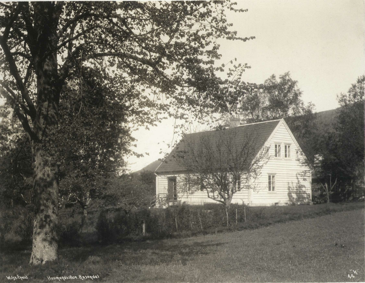 Anders Beer Wilse, Husmannsstue "Fruehuset" som tilhører Baroniet Rosendal i Kvinnherad i Hordaland. Hus med hage fotografert i 1912.