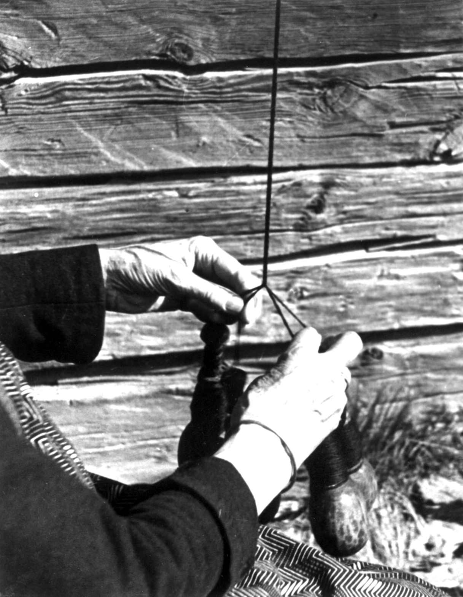 Anna Grostøl, Slingring. Anne Østby fletter garn ved hjelp av garnsneller. Røros, Sør-Trøndelag 1939.
