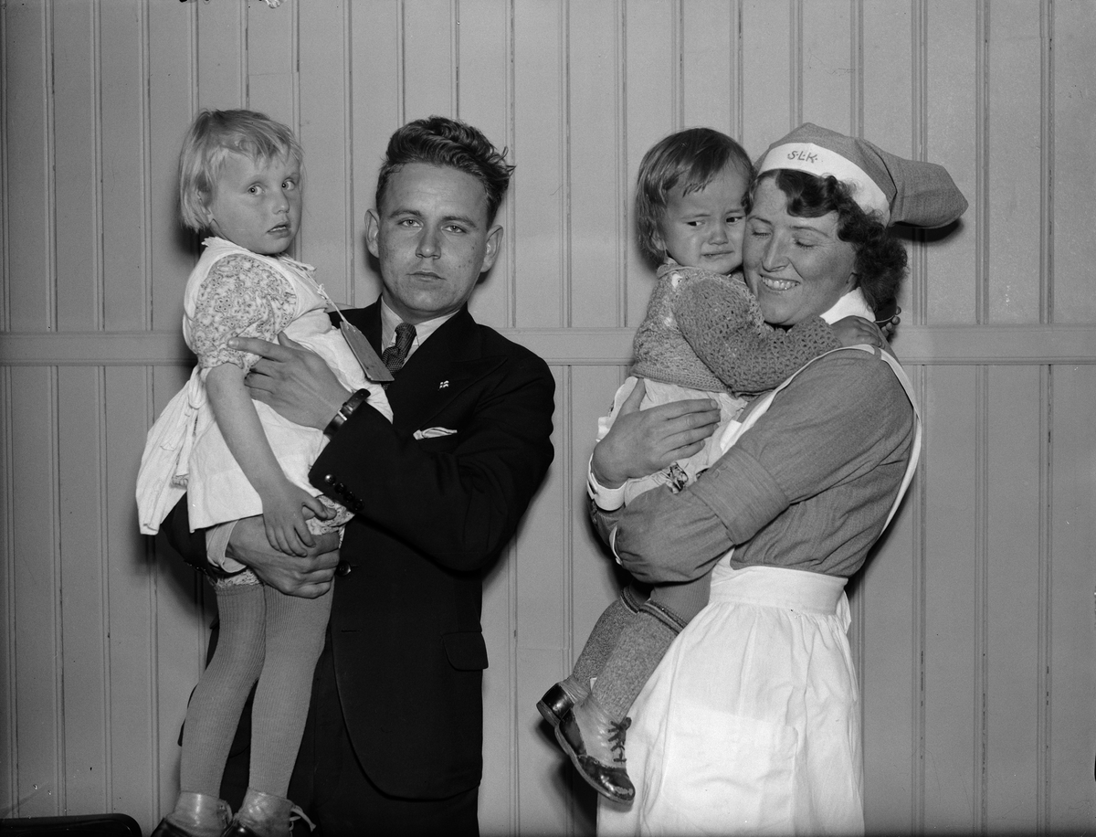 Paul Sandberg, “Great contingent Finnish children to Upsala yesterday” - Finnish refugee children were taken care of at Lottakårens local, Uppsala May 1942